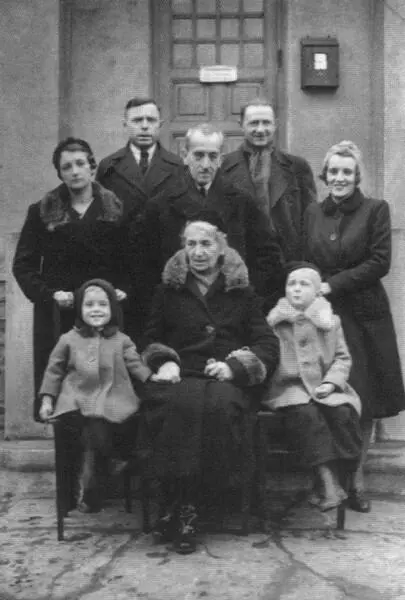 Николай Эмильевич Бредов в кругу семьи Болгария София 19421943 гг Из - фото 53