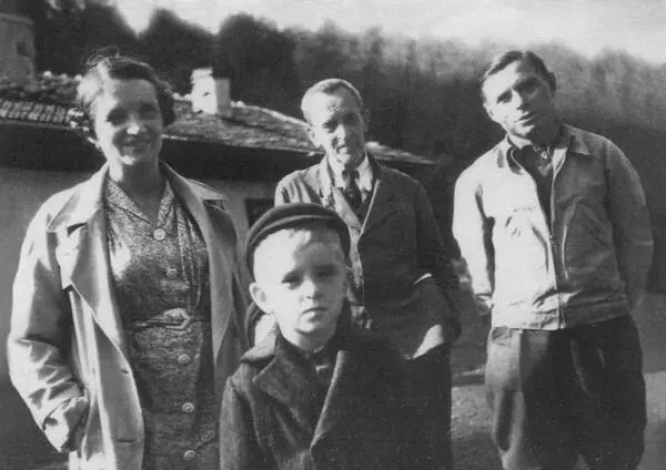 Николай Эмильевич Бредов с зятем А Д Макаренко дочерью Татьяной и внуком - фото 55