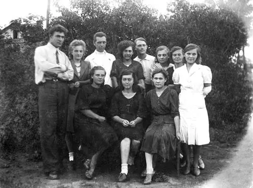 Рис 212 Валентина Маркова вместе со своими сокурсниками по литературному - фото 83