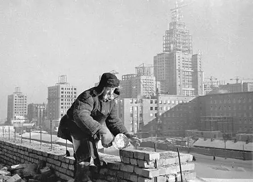 Рис 324 Строительство МГУ Взято из Интернета Рис 325 Местных жителей - фото 120