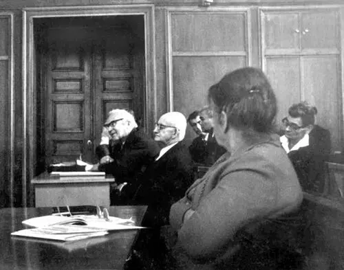 Рис 332 Защита докторской диссертации А Т Фоменко На первом ряду А Н - фото 132