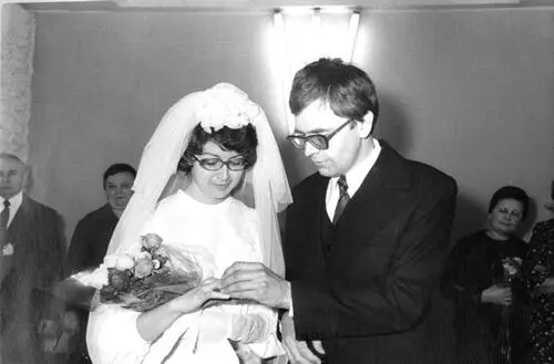 Рис 345 Т Н Фоменко и А Т Фоменко в день свадьбы 25 ноября 1977 г Рис - фото 145
