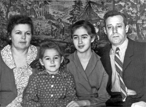 Рис 353 Семья Щелоковых 1963 год А М Щелокова дочь Валя дочь Таня Н - фото 154