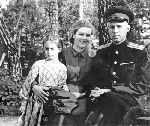 Рис 354 Таня Щелокова с родителями Рис 355 А М Щелокова Иваний и Н - фото 155