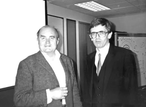 Рис 397 В Хакен и А Т Фоменко в Иллинойском университете США 1991 г - фото 199