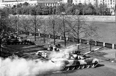 Рис 3120a Танки Кантемировской дивизии выдвигаются к Белому Дому Взято из - фото 225