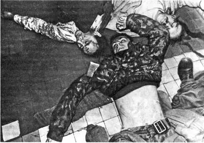 Рис 3124 Москва 4 октября 1993 года Погибшие защитники Белого Дома - фото 231