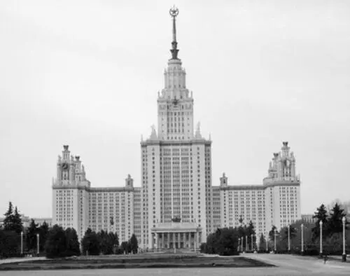Рис 3135 Главное Здание МГУ Рис 3136 Таня в сквере перед так называемым - фото 243