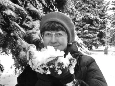 Рис 3136 Таня в сквере перед так называемым Клубным входом в МГУ Зима 2010 - фото 244