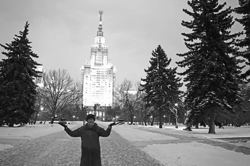 Рис 3136a Таня в этом же сквере перед памятником Ломоносову Зима 2014 года - фото 245