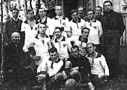 Футболклуб Коломяги перед матчем со Спортом 1 октября 1922 года Слева - фото 58