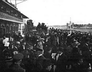 На Коломяжском ипподроме Фото 9 июня 1913 г После окончания скачек вереница - фото 62