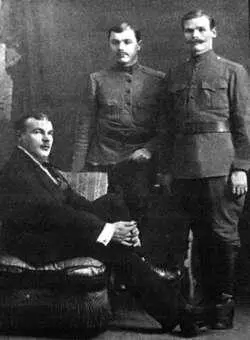 ИВ Хитрое слева Фото середины 1910х гг из личного архива ВИ Хитрова - фото 72