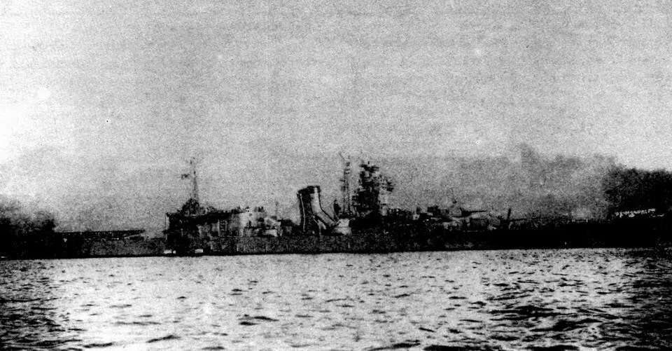 Вверху легкий крейсер Ойода в Куре 1943 г Тип Ойода 1 ед Название - фото 186