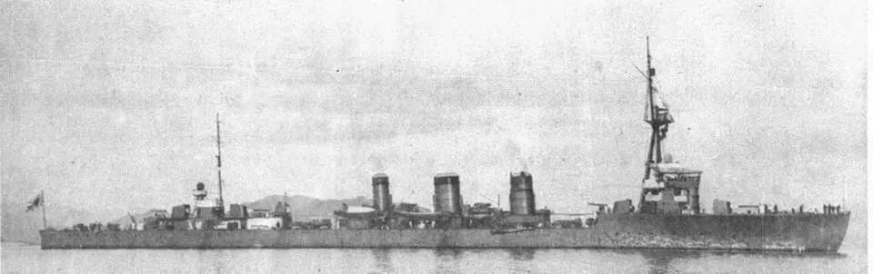 Легкие крейсера Тацута в 1921 г и Тенрю в 1931 г внизу - фото 209