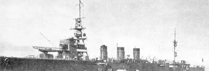 Легкие крейсера Кума в 1930 е гг и в годы войны два фото вверху и Кисо - фото 218