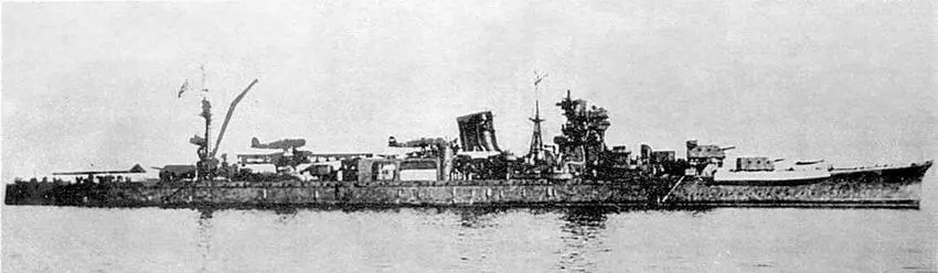 Легкие крейсера Нос про вверху и Сака в а во время достройки в 1944 г и в - фото 312