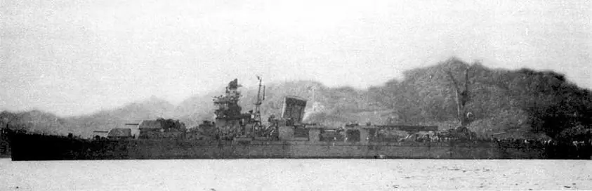 Легкие крейсера Нос про вверху и Сака в а во время достройки в 1944 г и в - фото 314