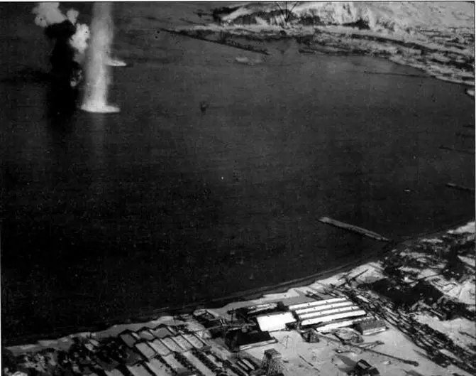 Бомбардировщики В25 бомбят транспорт в гавани Катаока Шумшу 1944 г - фото 104
