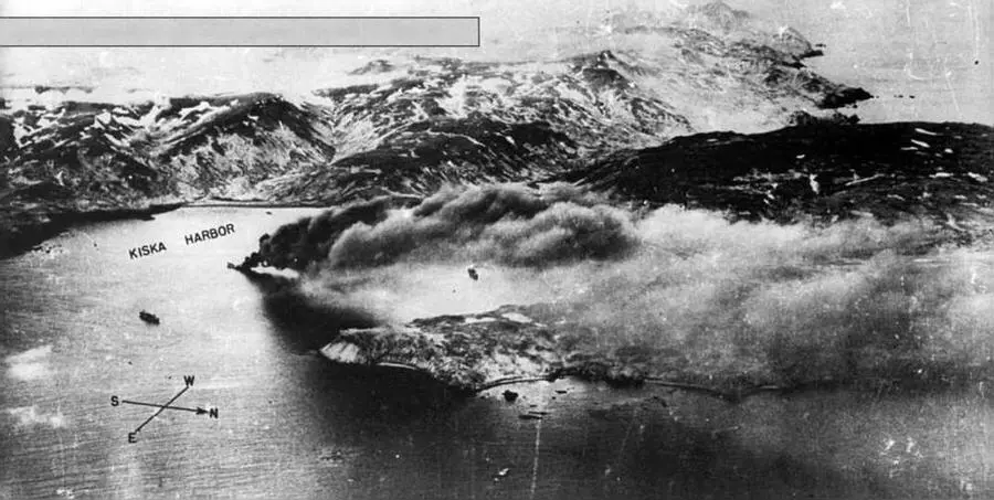 Горящее японское судно в гавани Кыски 1943 Гидроаэродром на острове - фото 94