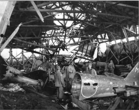 Полуразрушенный ангар на острове Кыска после его захвата Союзниками 1943 г На - фото 96