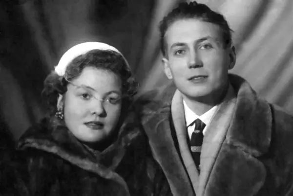 Евгений Евтушенко со своей первой женой Беллой Ахмадулиной 1950е гг Евгений - фото 15
