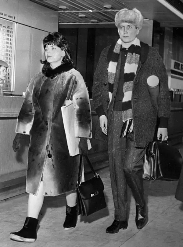 Поэт Евгений Евтушенко с супругой в аэропорту Парижа 1966 г Я смотрела на - фото 23