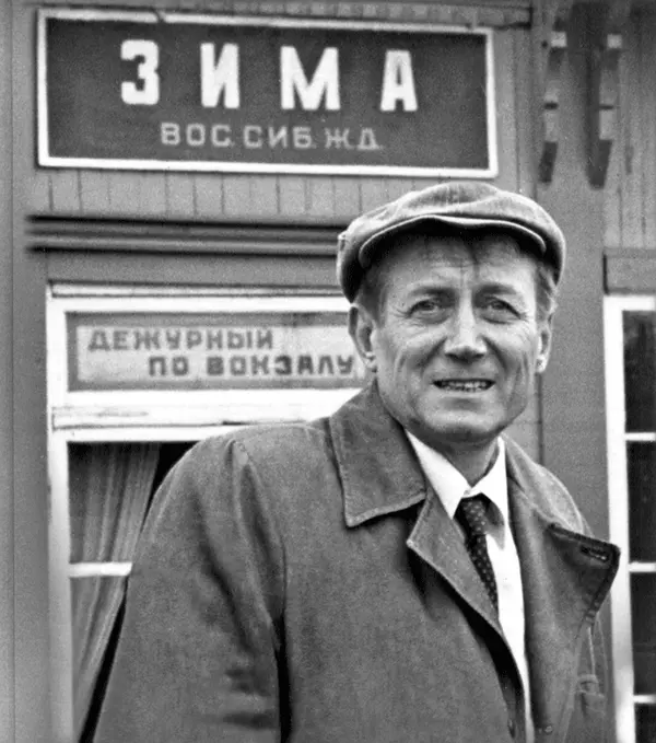 Евгений Евтушенко на станции Зима Вот что сказала станция Зима Живу я - фото 24