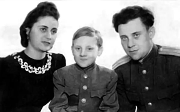 Евгений Евтушенко с родителями 1940е гг То я попадал в компании самых - фото 25