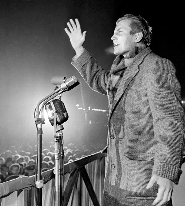 Евгений Евтушенко читает стихи 1970е гг И очень часто удары мимо ворот - фото 26