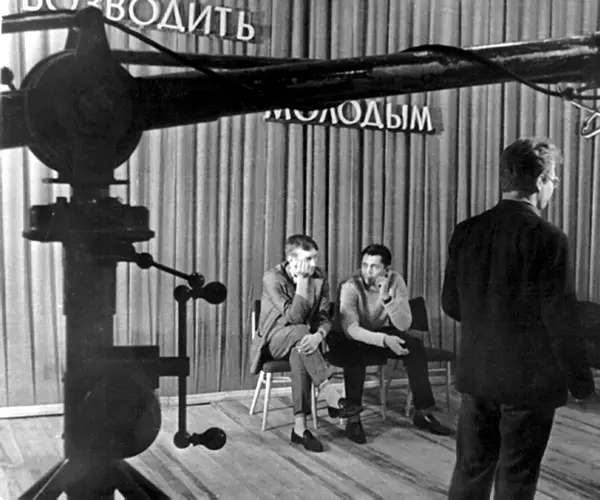 Евгений Евтушенко и Роберт Рождественский на съемках фильма Застава Ильича - фото 28