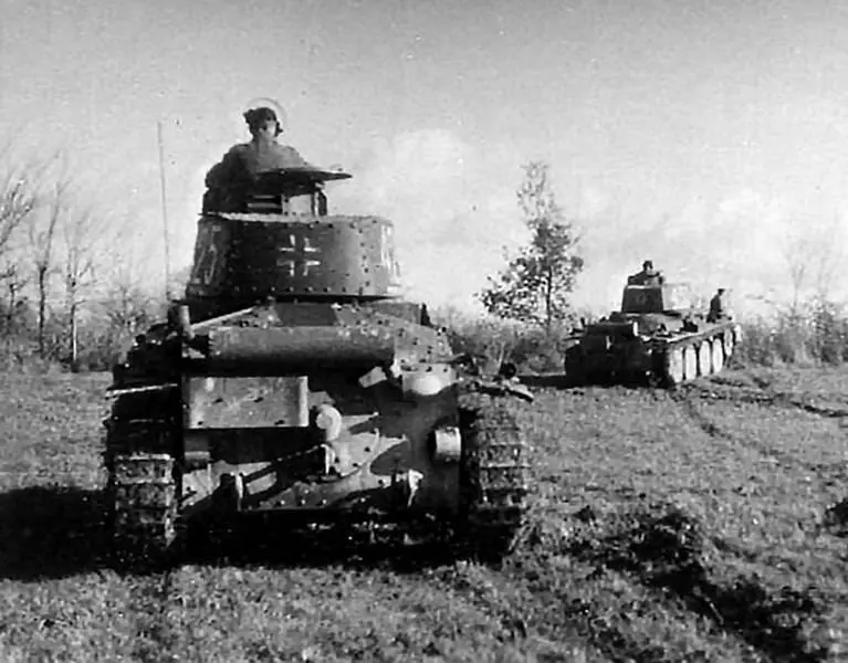 Танки 38t 22й тд на марше май 1942 г На случай наступления противника в - фото 66