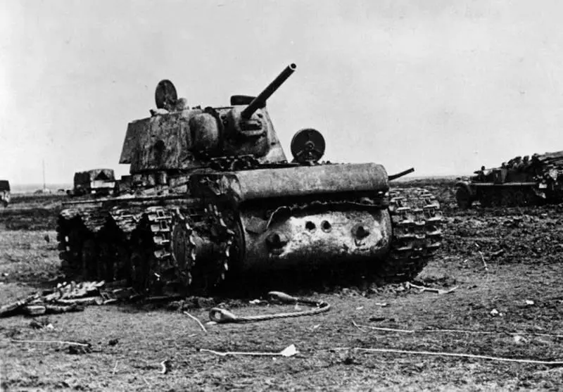 Советский тяжелый танк КВ подбитый на Керченском полуострове Май 1942 г - фото 70