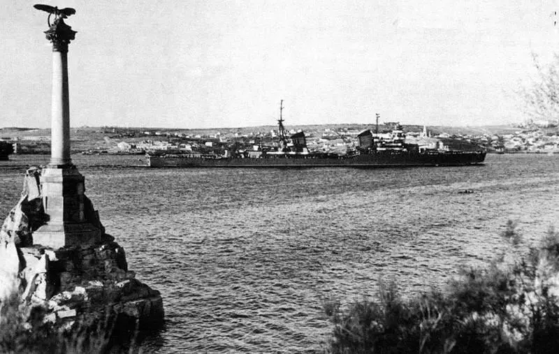 Легкий крейсер Молотов входит в Северную бухту Севастополя 1942 г В итоге - фото 77