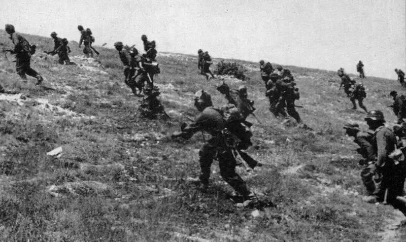 Немецкие солдаты поднимаются на Сапунгору День ото дня противник увеличивал - фото 130