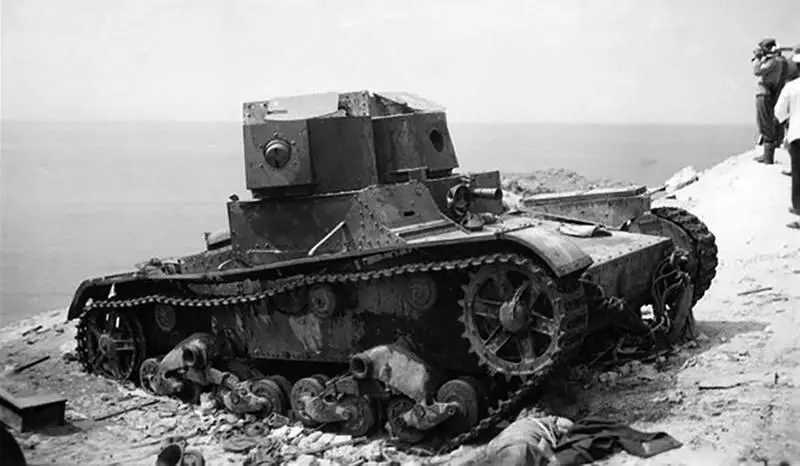 Двухбашенный танк Т26 оставленный в Севастополе В июне 1942 г Такие машины - фото 131
