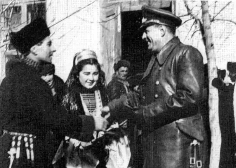 Альфред Фрауэнфельд встречается с местным населением Однако как - фото 152