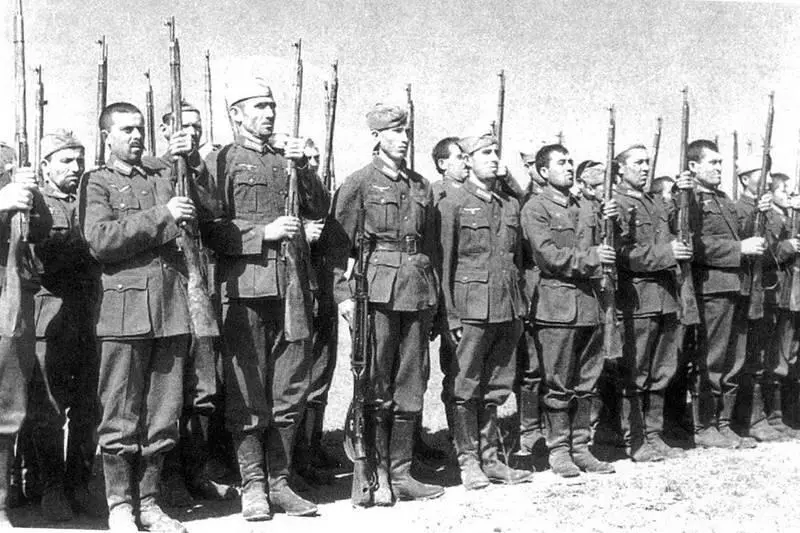 Северокавказские добровольцы Вермахта 1942 г В ноябре 1942 года Кырымал и - фото 163