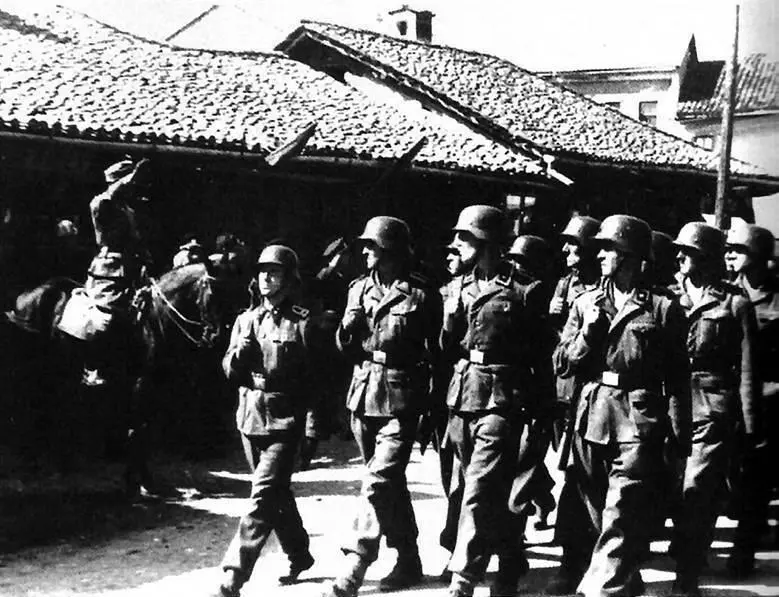 Личный состав крымскотатарского батальона Schuma Крым Осень 1942 г В - фото 175