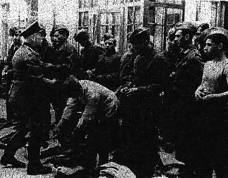 Новые добровольцы РОА получают униформу Симферополь Лето 1943 г Следуя этому - фото 180