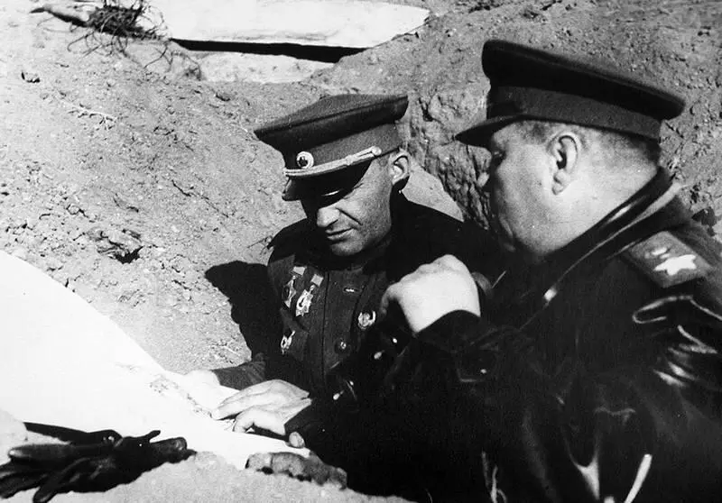На наблюдательном пункте Командующий 51й армией ЯГ Крейзер и представитель - фото 192