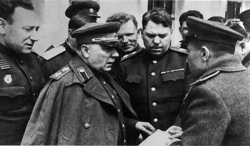 СС Бирюзов КЕ Ворошилов и АМ Василевский с офицерами штаба 4го УФ - фото 196