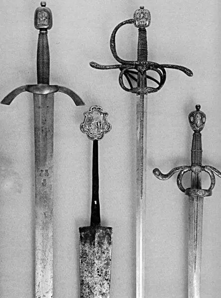 Слева направо 1 Меч Аугсбург 1590 г Длина 1027 см дл клинка 828 см - фото 189