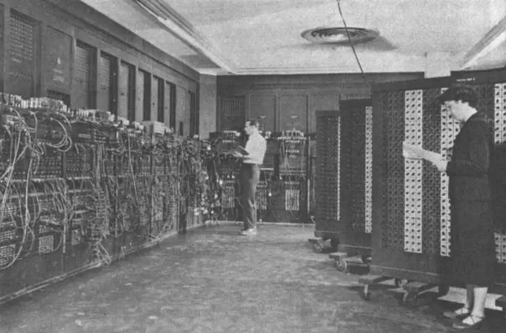 Два оператора работают с контрольной панелью ENIAC в Электротехнической школе - фото 31