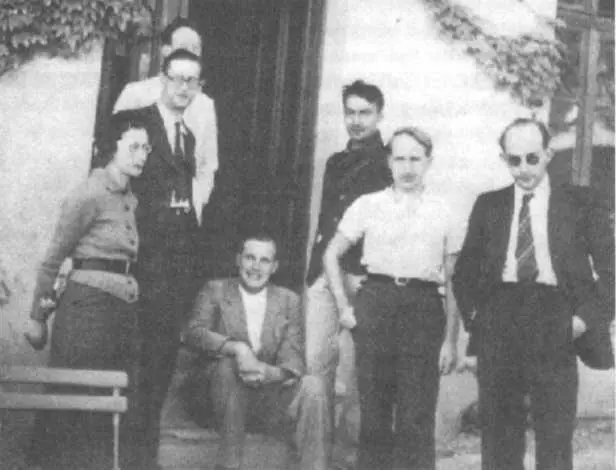 Собрание Бурбаки 1938 год Слева направо С Вейль Ш Пизо А Вейль Ж - фото 46
