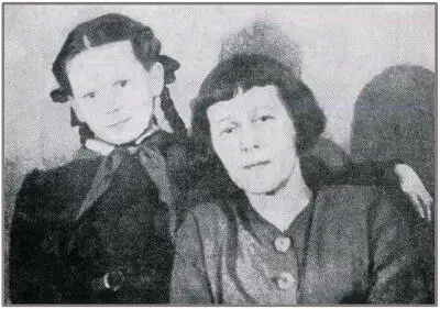 М С Петровых с дочерью Аришей Москва 1946 Слева направо Г Чулков - фото 8