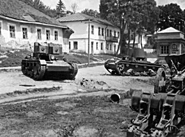 Оставшиеся на улице украинского городка Т26 Т26 тягач Тоже посчитан среди - фото 62