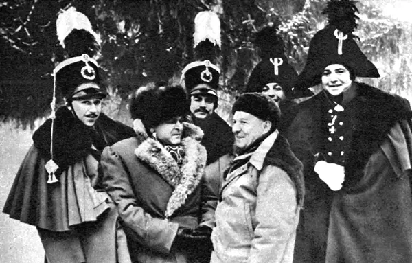 На съёмках эпизода Дуэль Пьера с Долоховым На первом плане Сергей Бондарчук - фото 10