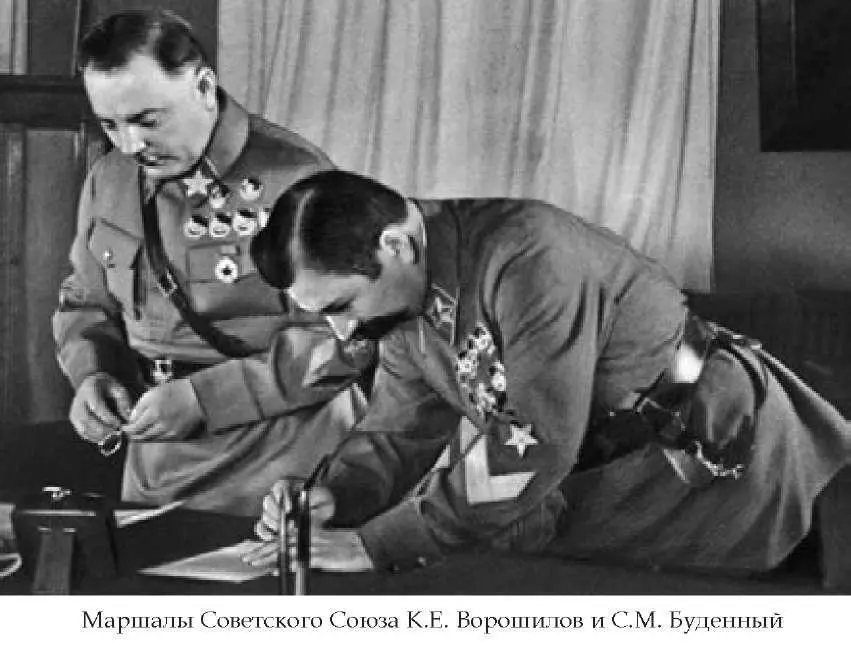 ЧУТ поанглийски Комиссар и генерал Буденный оба бывают и в Крыму и на - фото 18