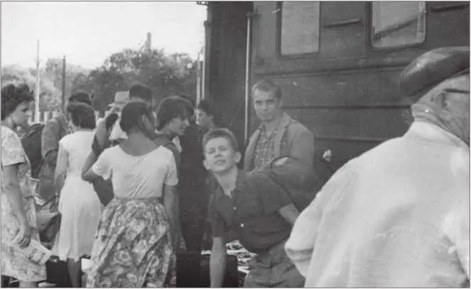 На вокзале 1962 год И вот я уже сажусь в поезд идущий в Молдавию с компанией - фото 27